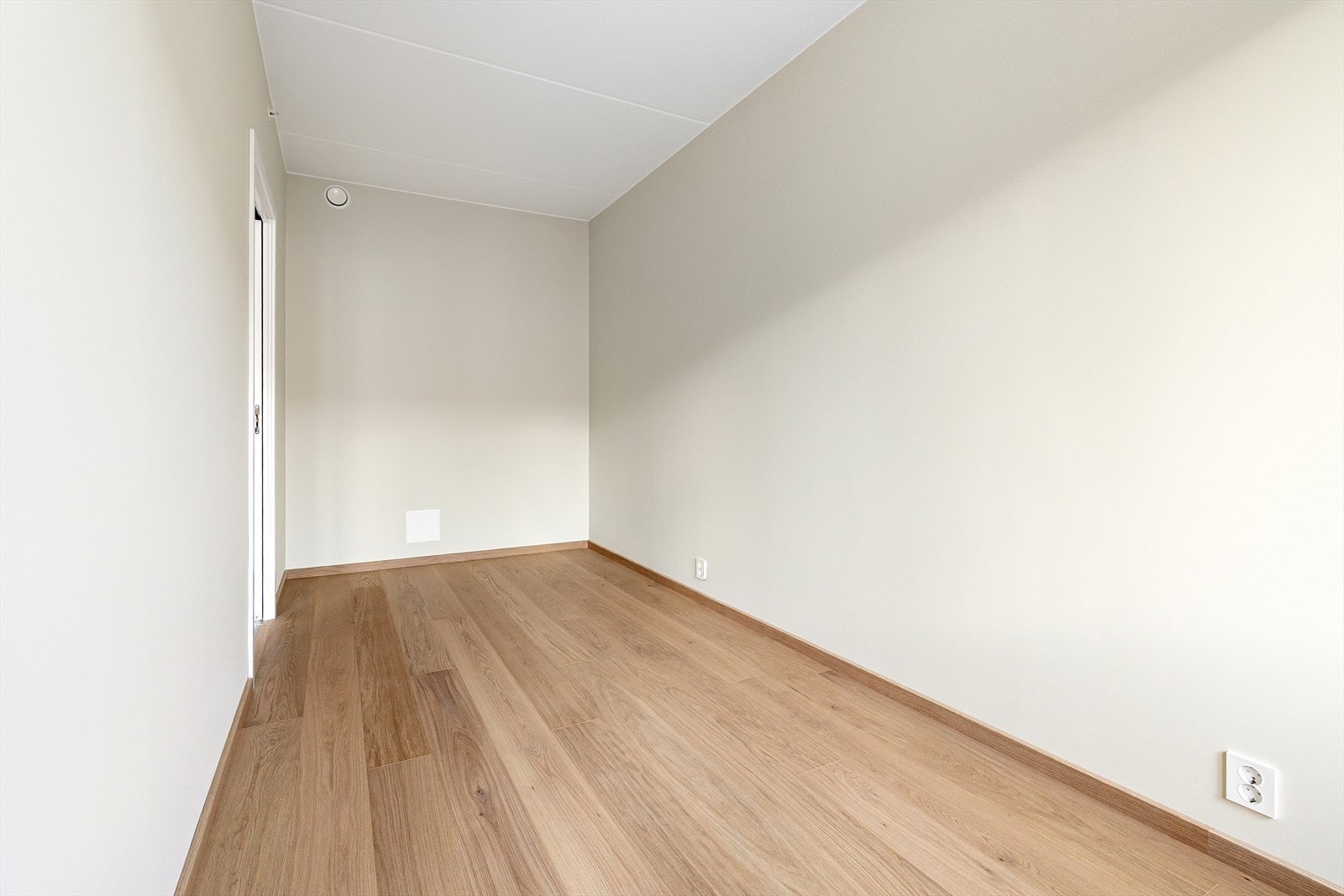 Ca. 11 kvm soverom m. plass til dobbeltseng og garderobeskap. Galleribilde