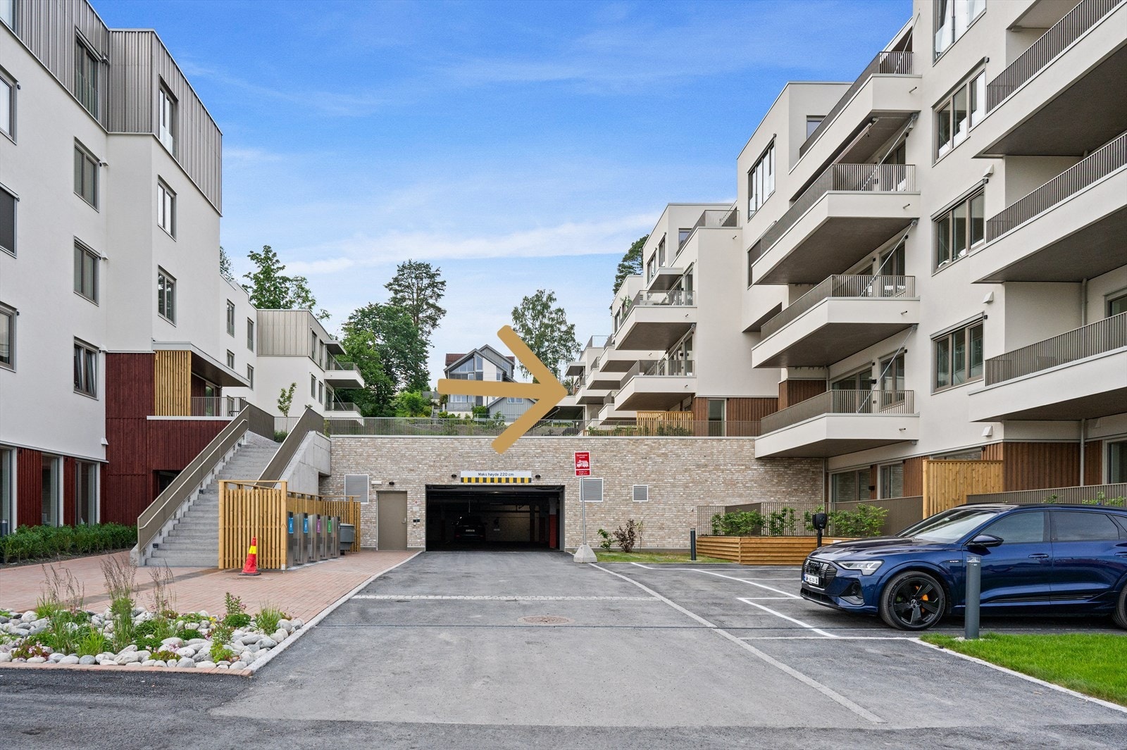 Inngang fra nivå 1 eller 2 på baksiden av bygget. Heis. Omtrentlig avmerking. Galleribilde