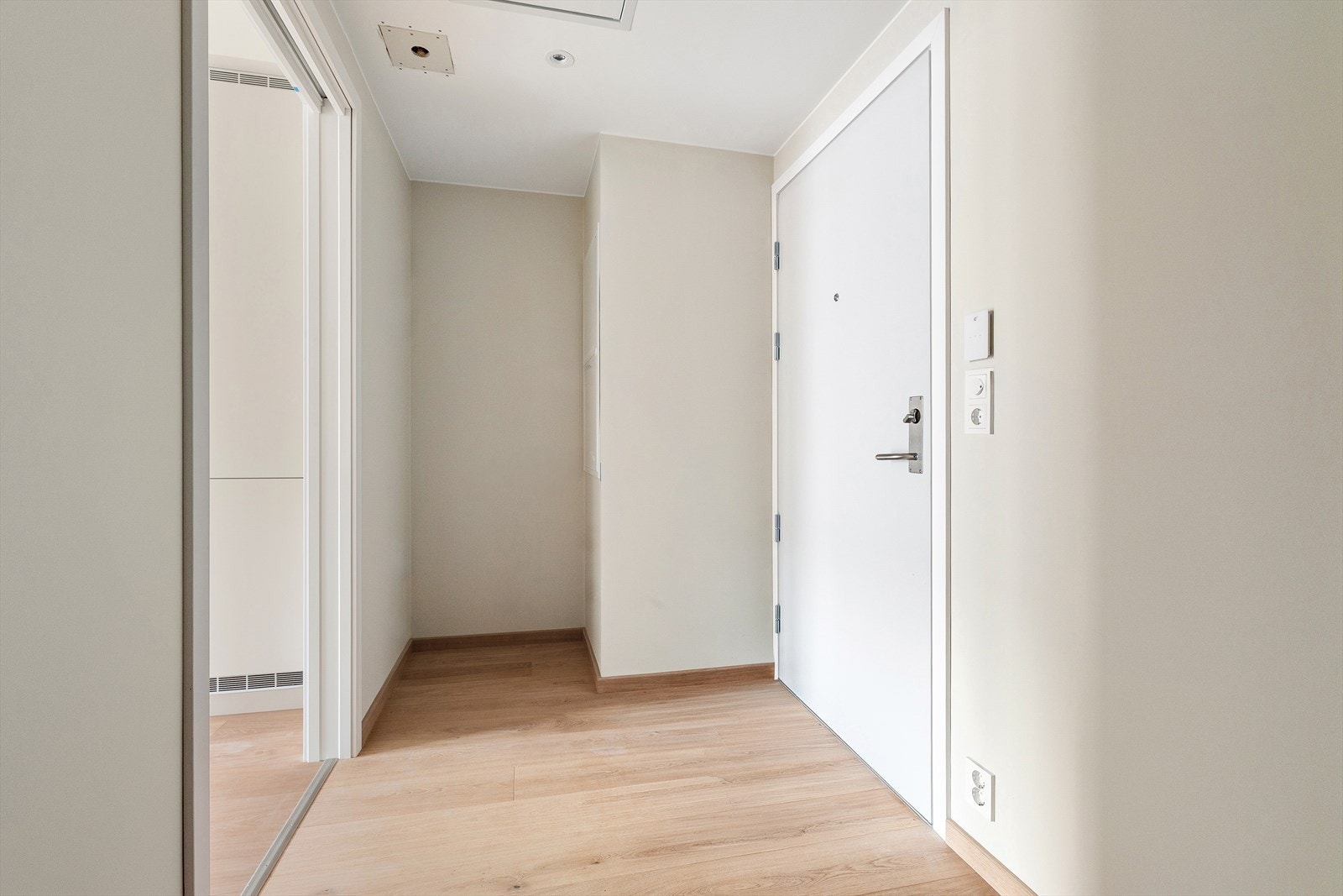 Fin entré m. plass til garderobe, klær og sko. Porttelefon. Galleribilde