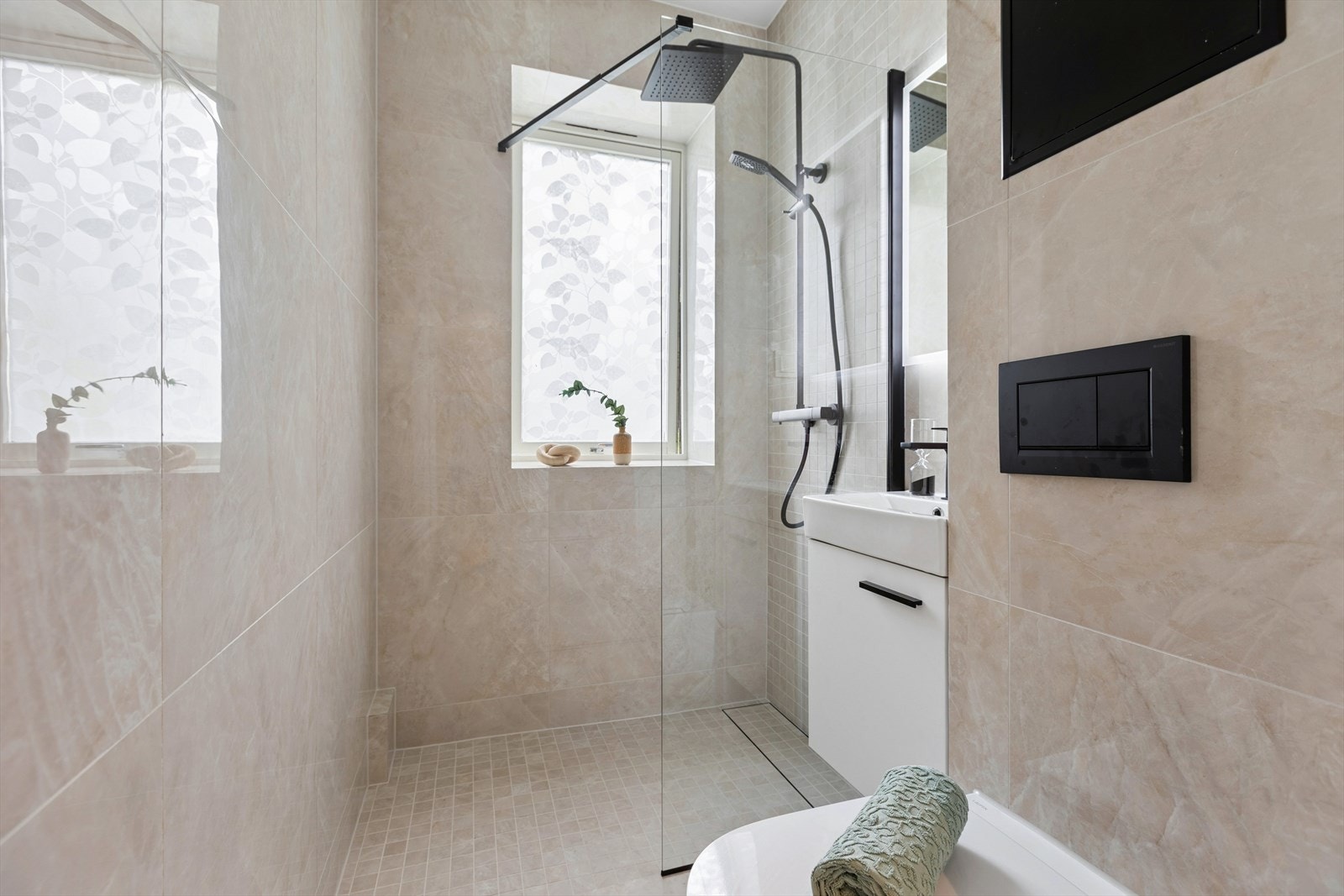 Badet har et moderne og harmonisk uttrykk med lyse flater som skaper en rolig atmosfære. Galleribilde