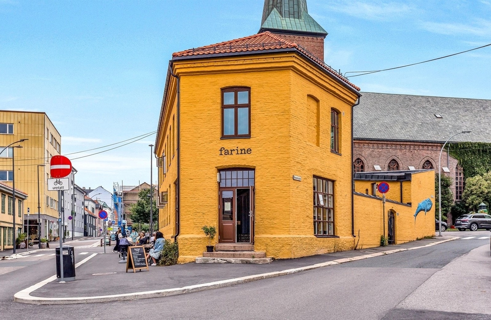 I nærområdet finner du sjarmerende kafeer som Farine, og det er kort vei til Kampen og Grünerløkka. Galleribilde