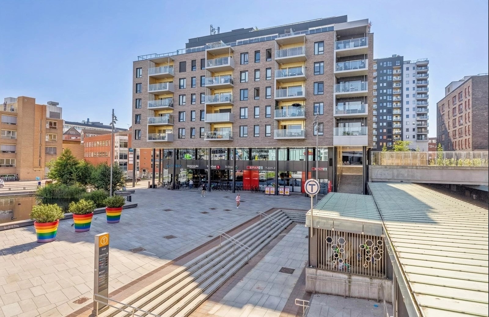 Bygget ligger rett ved Ensjø T-banestasjon, med dagligvarebutikk og servicetilbud i første etasje. Galleribilde