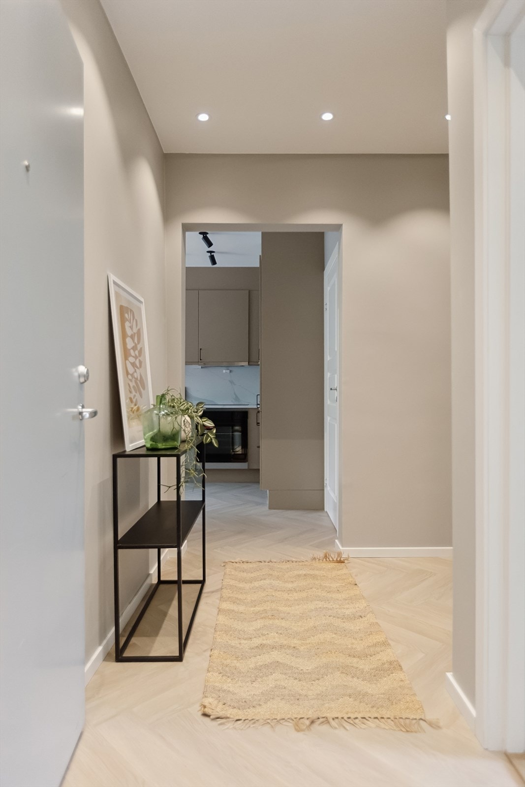 Fra gangen er det enkel adkomst til boligens rom, og planløsningen oppleves både praktisk og oversiktlig. Galleribilde