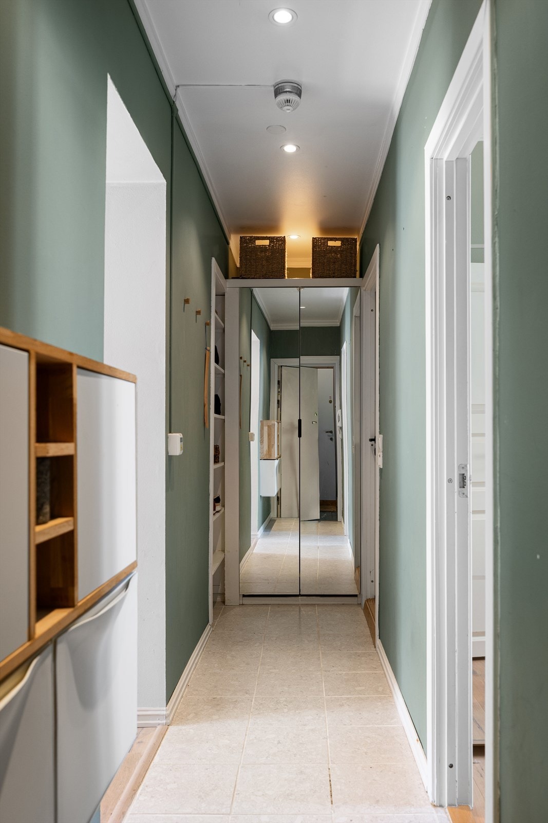 Innbydende entré/gang som deler opp leilighetens øvrige rom. Galleribilde