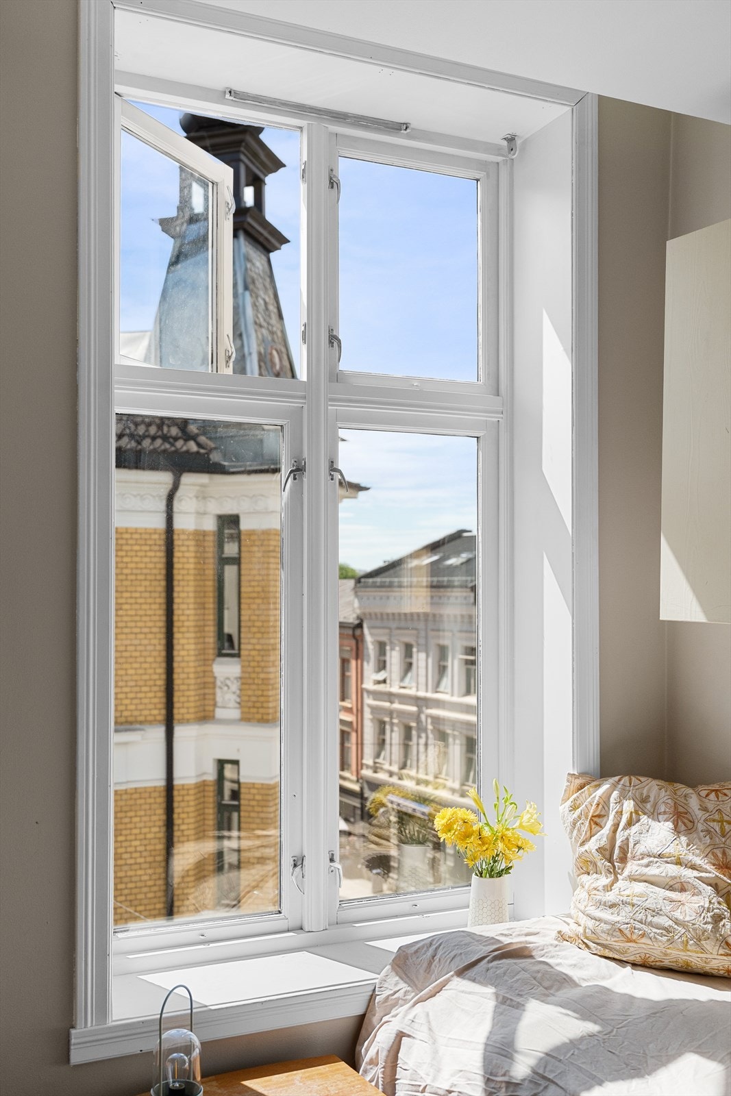 Fra vinduene ser du ut mot Grünerløkkas sjarmerende gateliv og arkitektur. Leiligheten ligger i et urbant, populært og meget sentralt boligområde med umiddelbar nærhet til alle typer bymessige fasiliteter, i tillegg til flotte tur- og rekreasjonsområder. Galleribilde