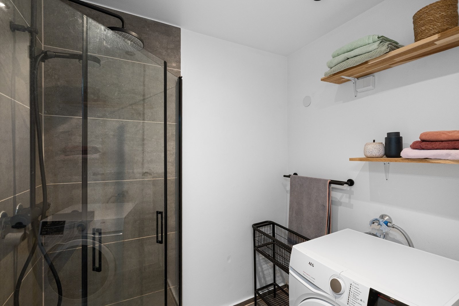 Badet har opplegg/plass for vaskemaskin. Galleribilde