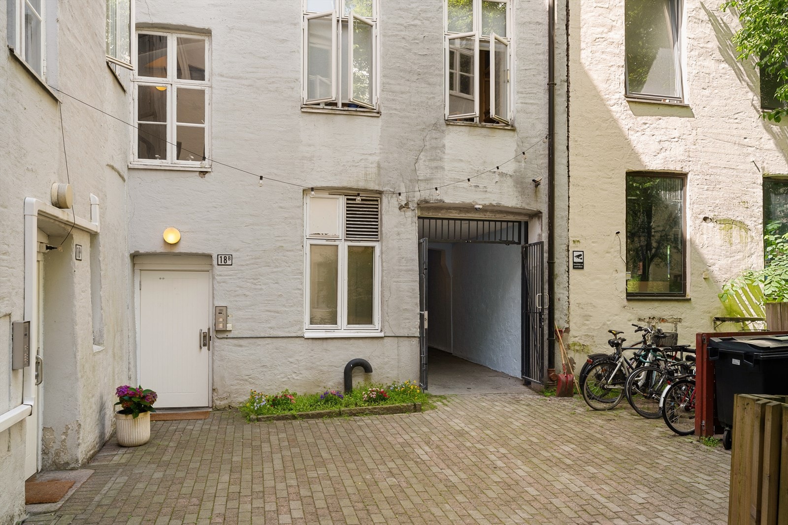 Inngangspartiet ligger i en skjermet og hyggelig bakgård med sykkelparkering. Galleribilde