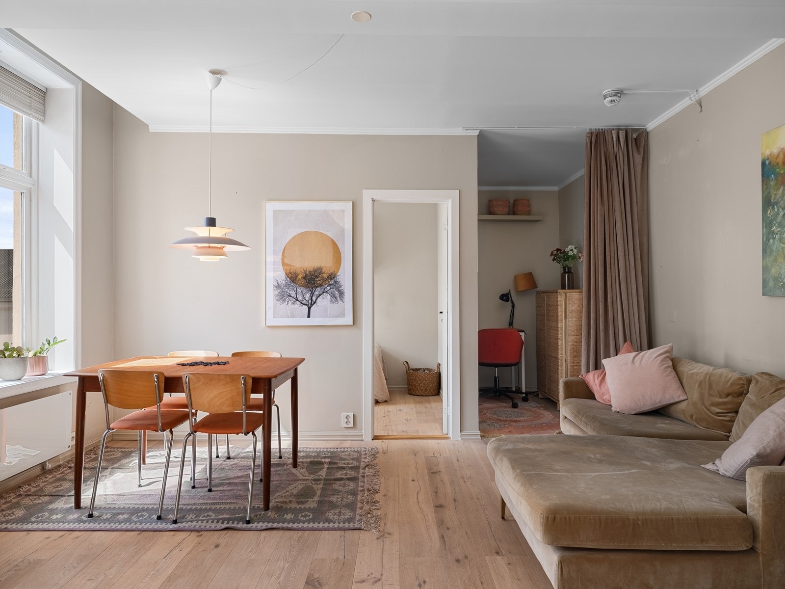 Velkommen inn! Lys og innbydende stue/kjøkken med gode møbleringsmuligheter. Leiligheten ble vesentlig renovert i perioden 2015-2022 med bl.a. avretting av gulv i stue/kjøkken i 2015, nytt bad fra 2019 og oppgradering av det elektriske anlegget i 2015. Galleribilde