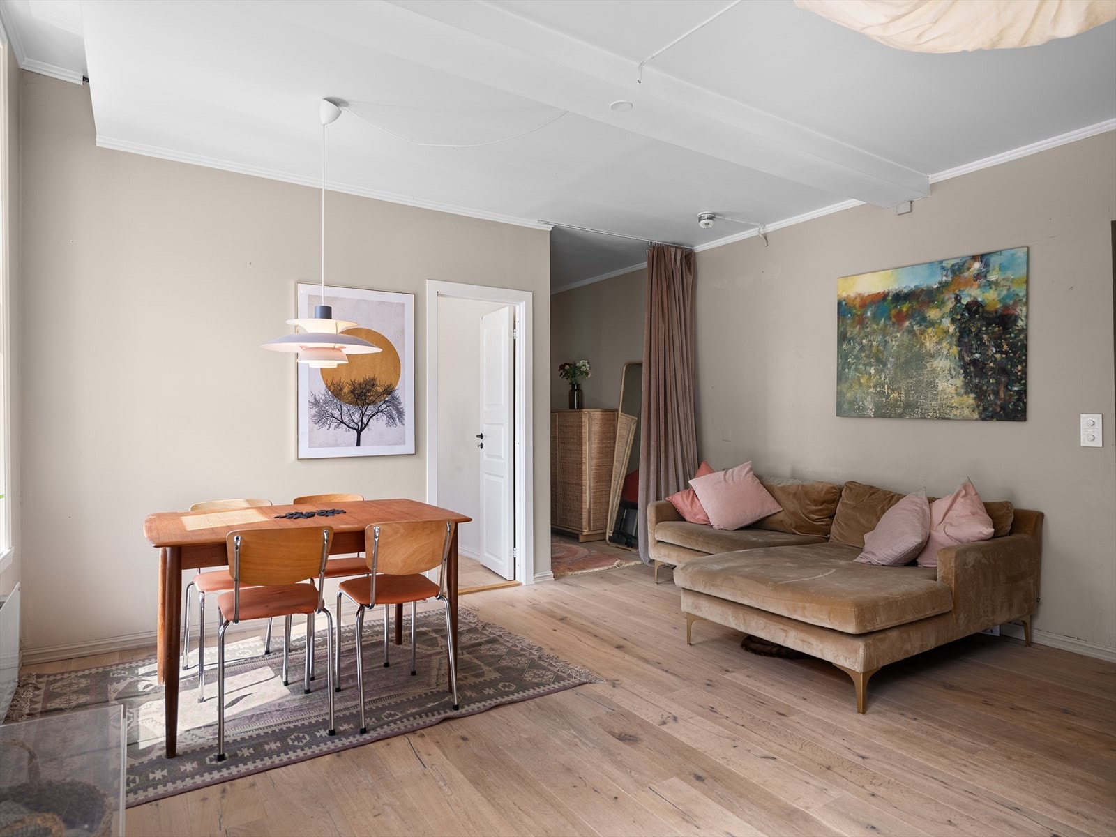 Gjennomgående 1- stavs parkett på gulv. Leiligheten er malt i tidsriktige og harmoniske fargetoner som skaper en lun og innbydende atmosfære. Galleribilde