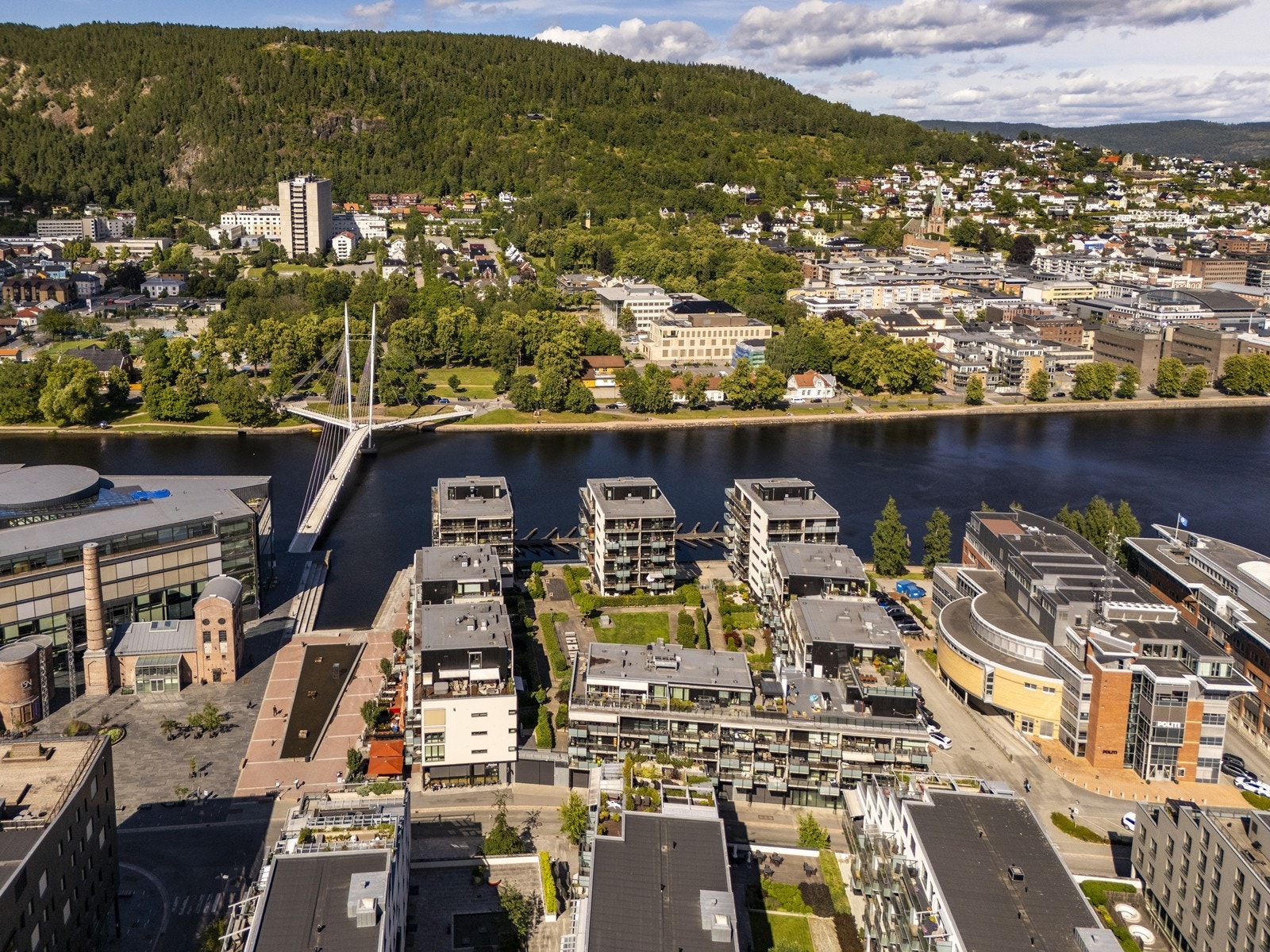 Beliggenhet på Union Brygge med Drammenselva og Bragernesåsen rett i nærheten. Galleribilde