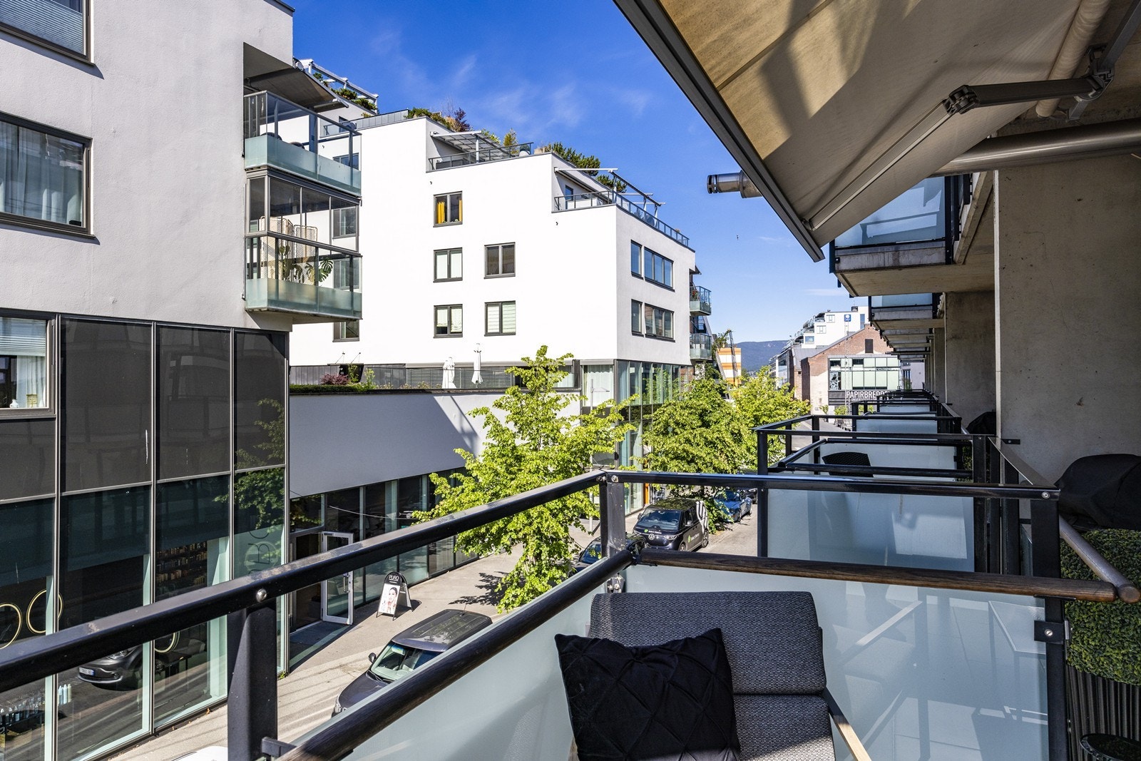 Fra balkogen ser du ut over gatelivet i Pollenkvartalet. Galleribilde