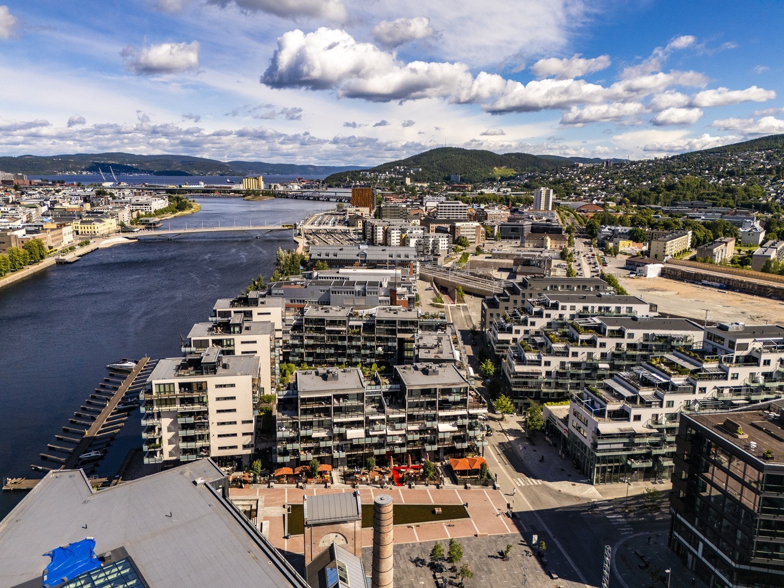 Fra leiligheten er det gangavstand til Drammen stasjon med hyppige avganger mot Oslo og Gardermoen. Galleribilde