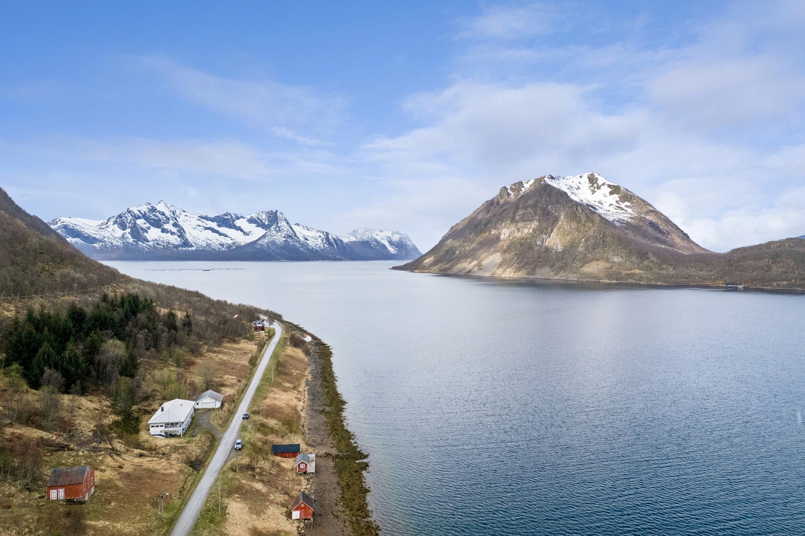 Her bor du på yttersida av Senja, med storslått natur rett utenfor døren. Galleribilde