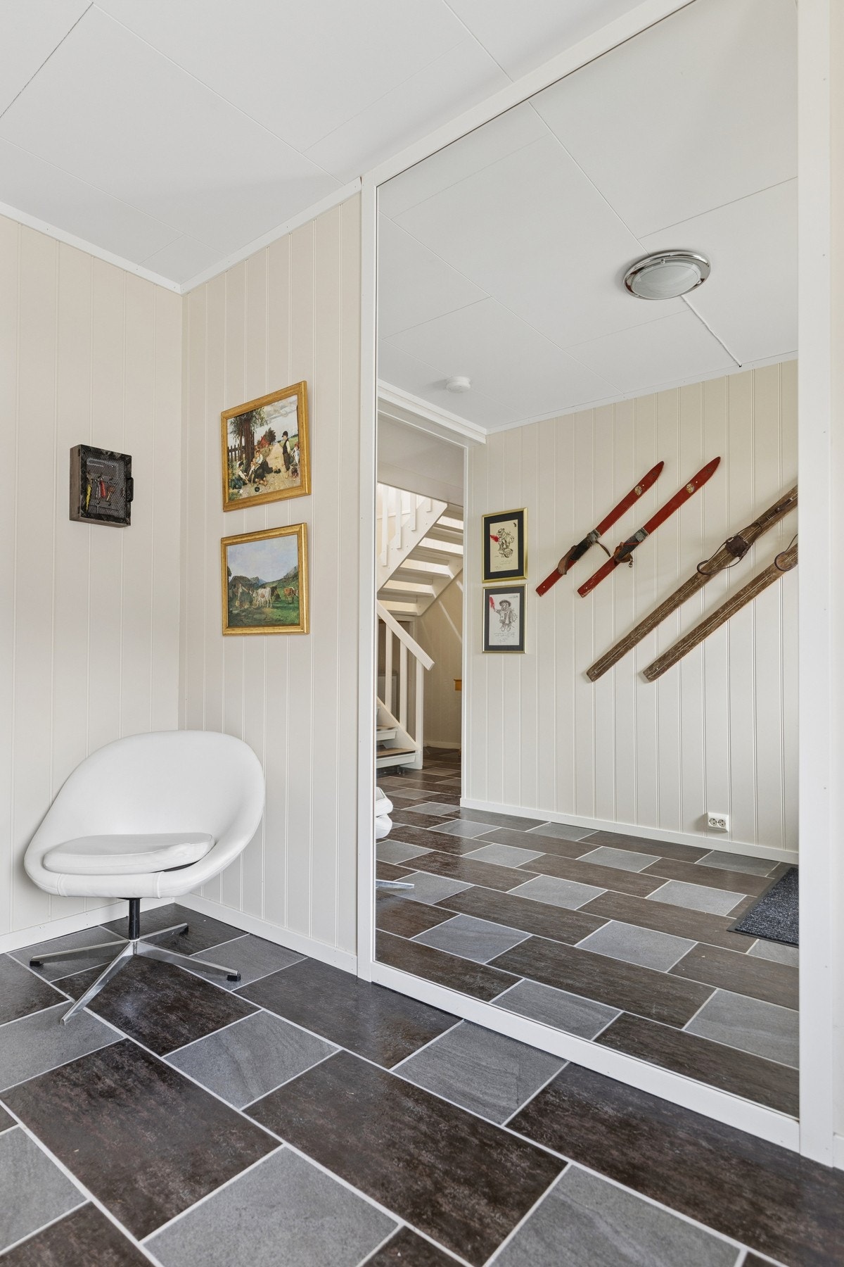 En stor skyvedørsgarderobe gir rikelig med oppbevaringsplass i gangen. Galleribilde