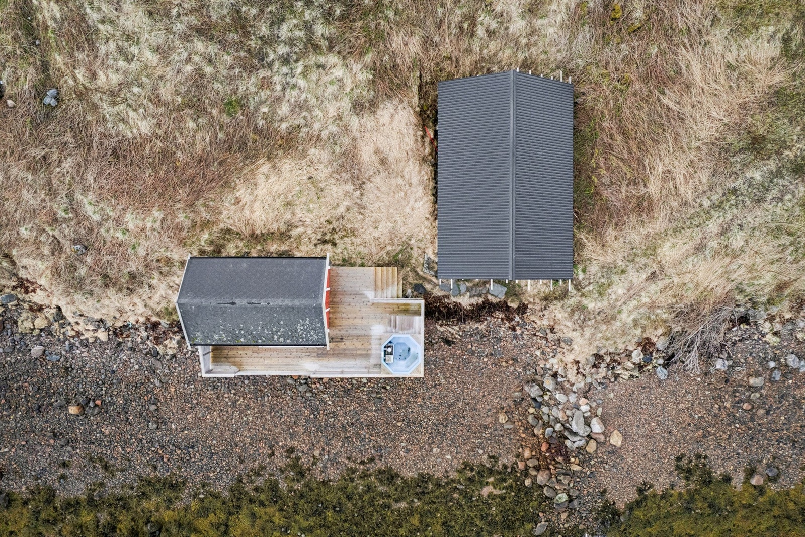 Eiendommen inkluderer naust og en sjå/utebod i strandsonen. Galleribilde