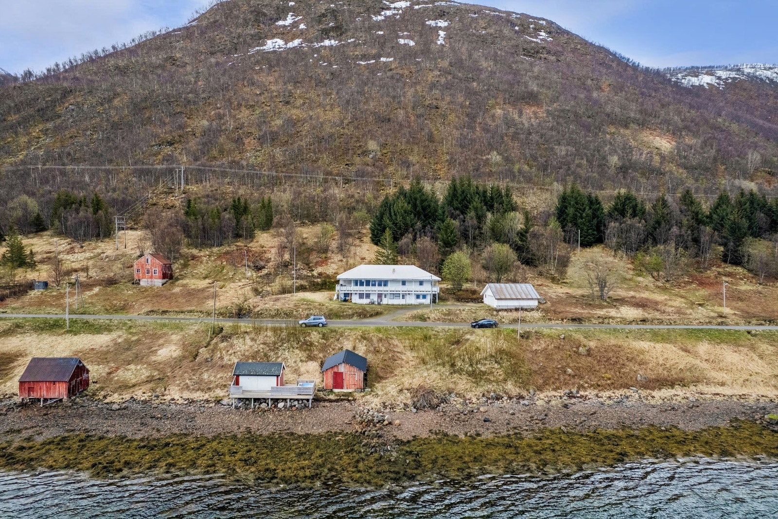 Eiendommen ligger landlig til på Finnes, med tomten hellende ned mot sjøen. Galleribilde