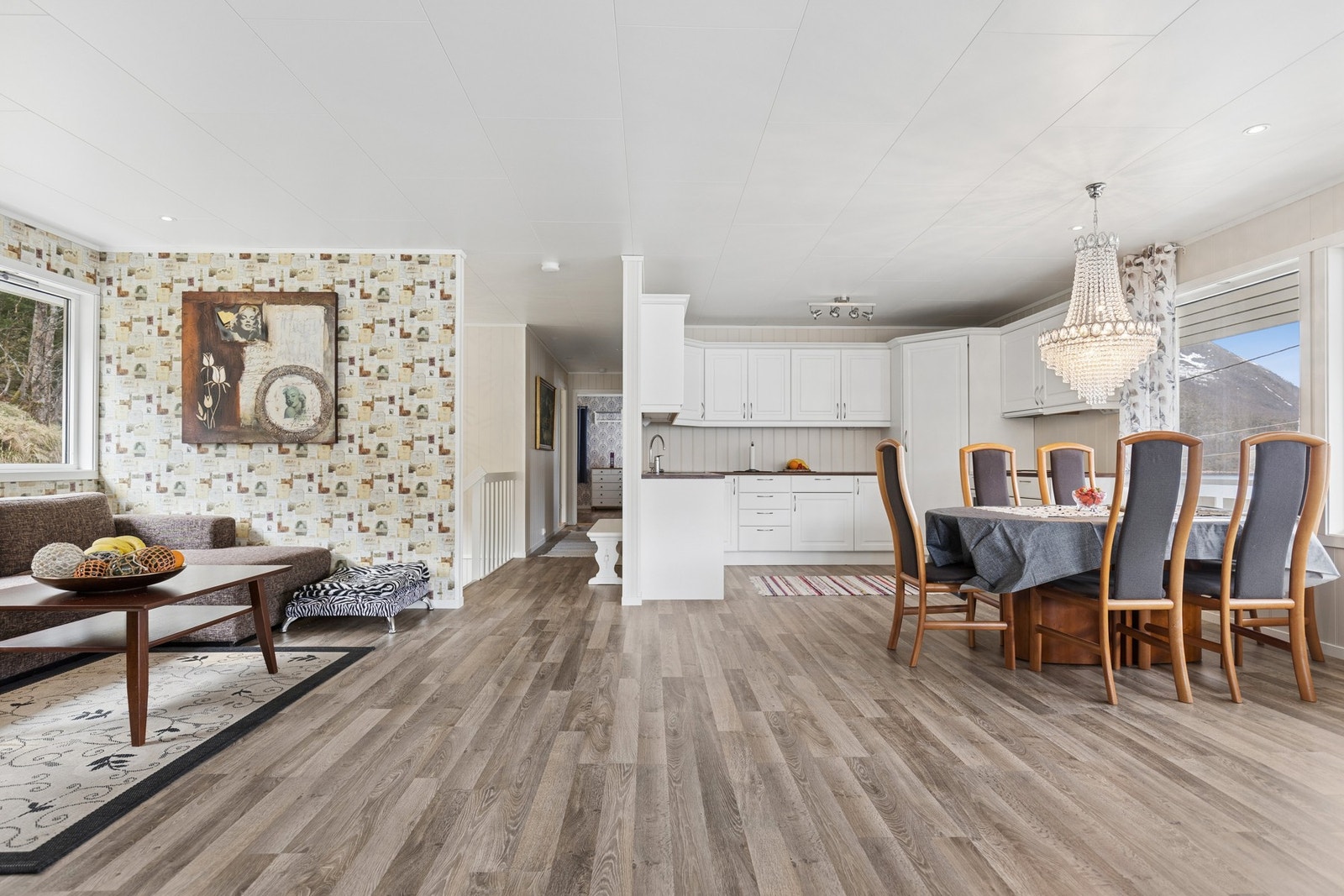 Gjennomgående planløsning med laminatgulv i alle oppholdsrom. Galleribilde