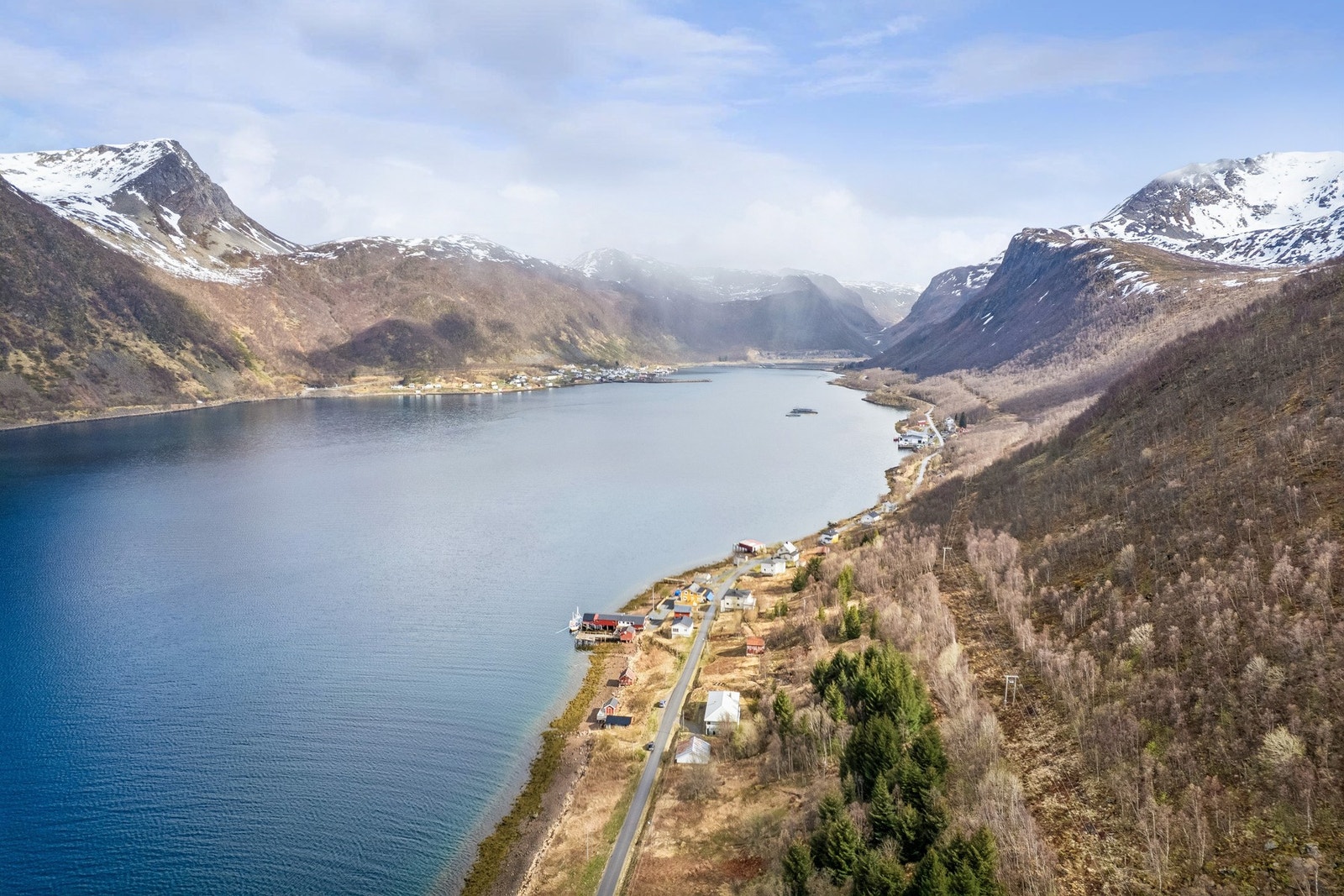 Fjorden innbyr til fiske og friluftsliv, og terrenget gir flotte turmuligheter. Galleribilde