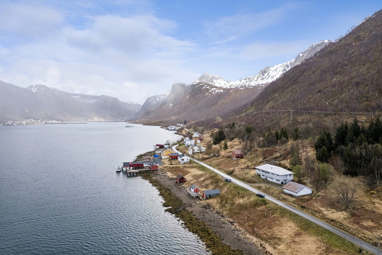 Kort kjøretur til nærbutikken i Sifjord, og under ti minutter til Medby skole. Galleribilde