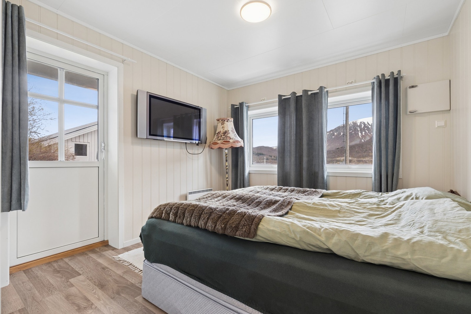 Fra ett av soverommene er det direkte utgang til den overbygde balkongen. Galleribilde