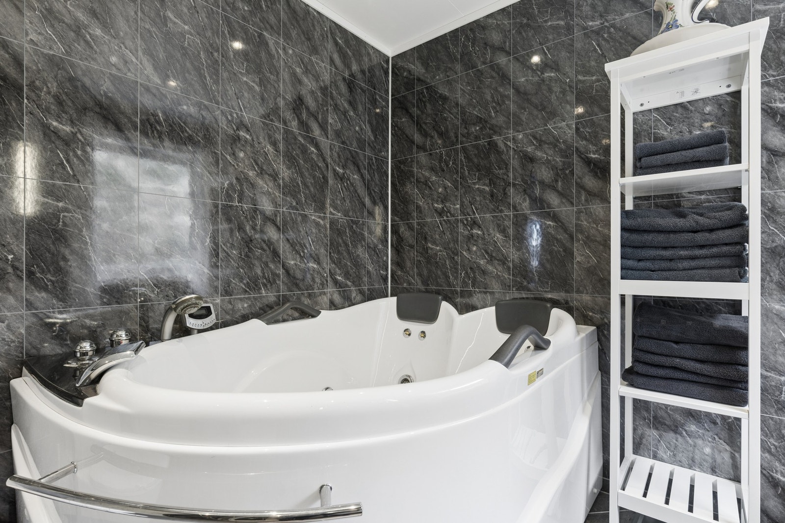 Badet er utstyrt med både badekar og dusjkabinett. Galleribilde
