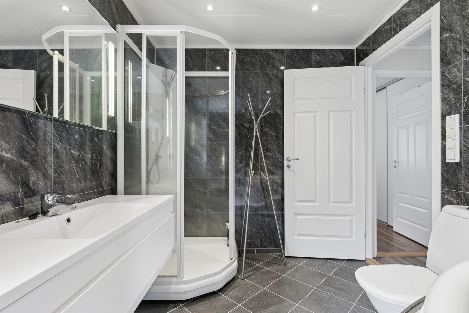 Badet ble oppgradert i 2009 og har en moderne servantinnredning. Galleribilde