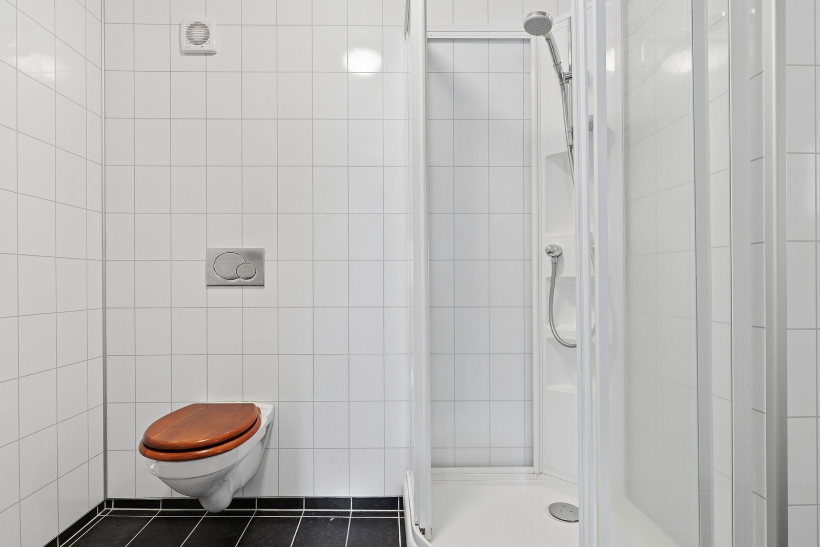 Badet i leilighetsdelen har vegghengt toalett og dusj. Galleribilde