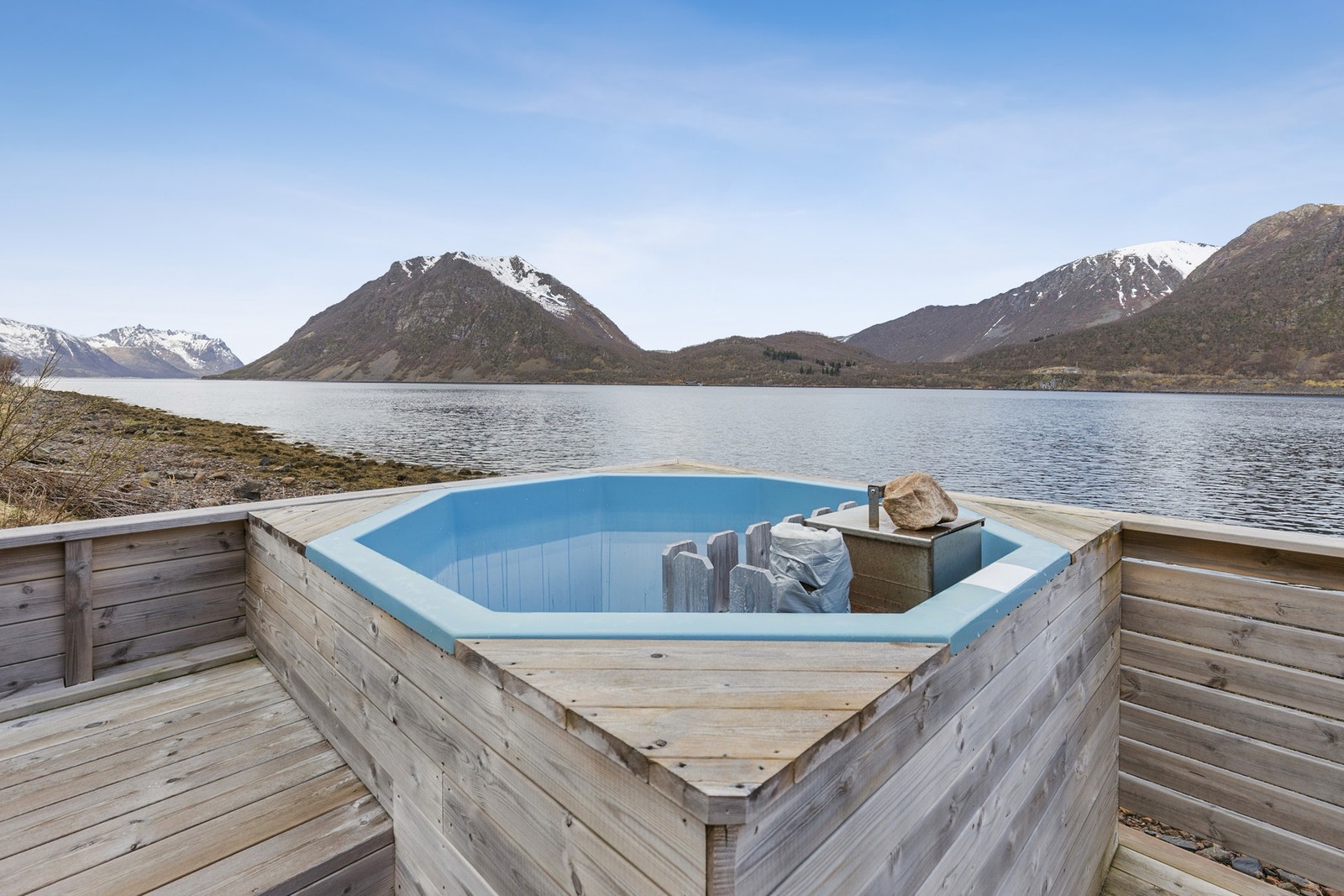 Eiendommen har egen strandlinje med terrasse og badestamp rett ved fjorden. Galleribilde