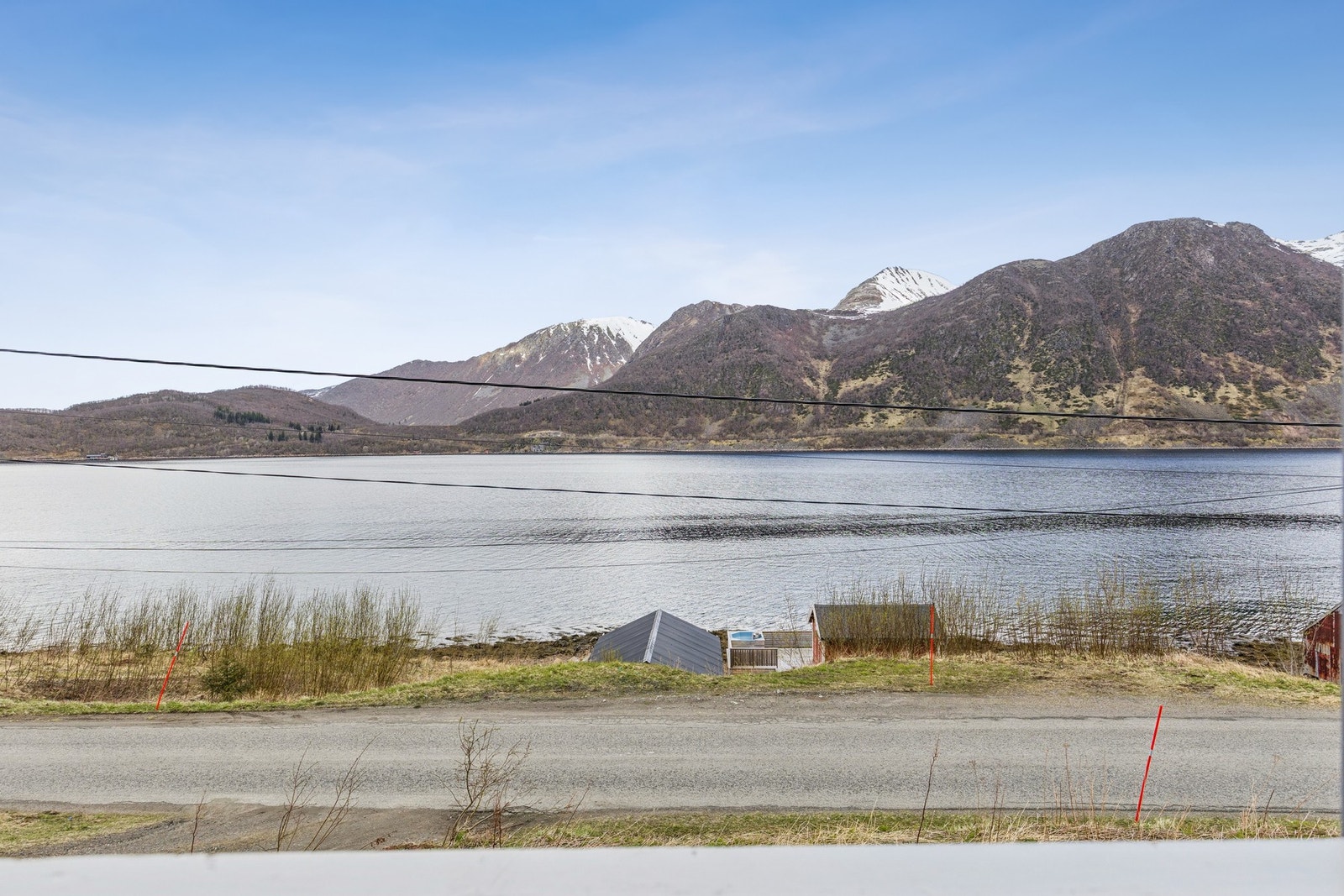 Fra balkongen er det vidstrakt utsikt over fjorden og de omkringliggende fjellene. Galleribilde