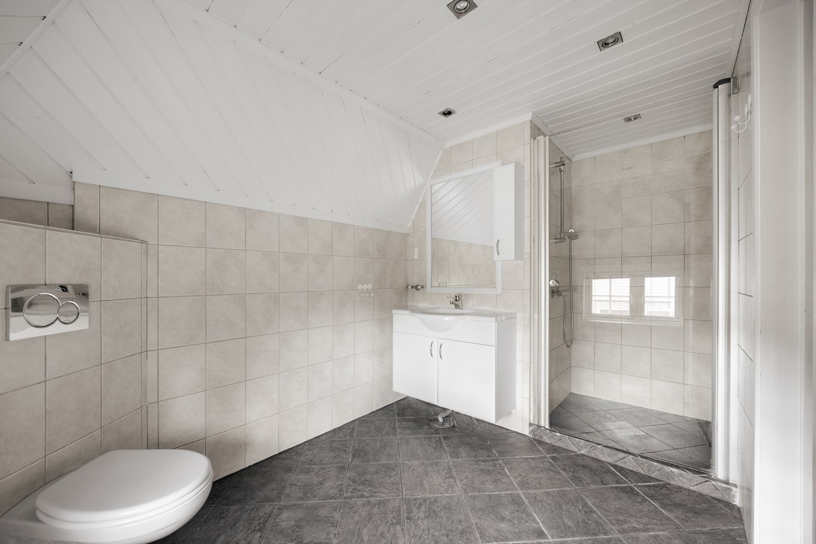 Badet i søndre del har flislagt gulv med gulvvarme og vegghengt toalett. Galleribilde