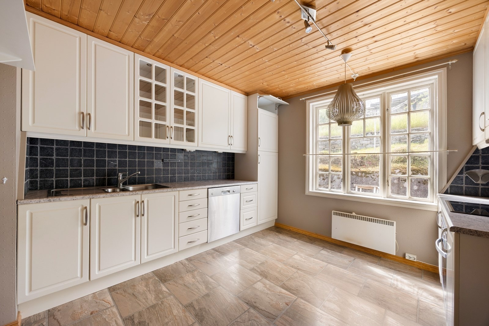 Kjøkkenet i søndre del har innredning med profilerte fronter og laminatbenkeplate. Galleribilde