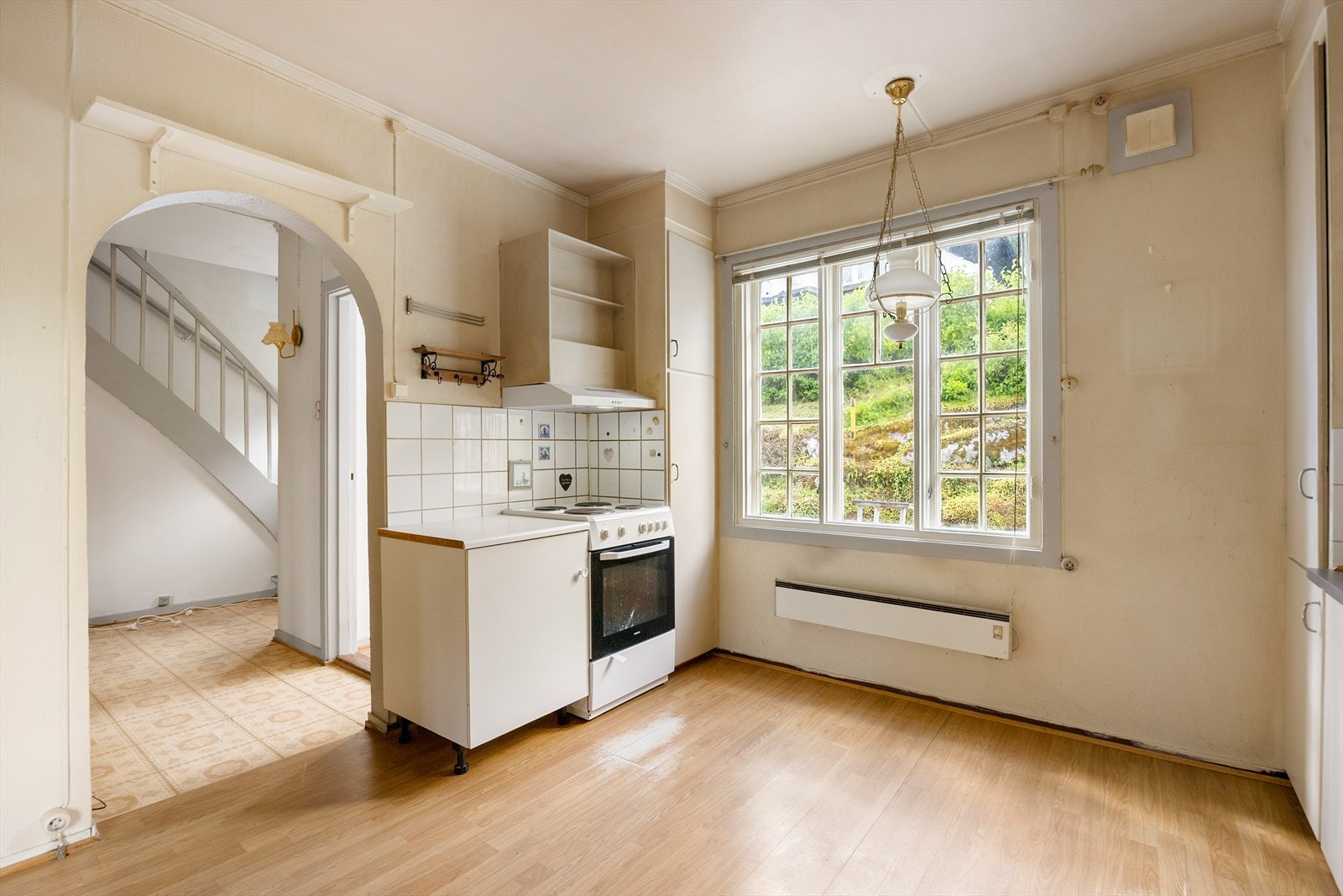 Kjøkkeninnredning med glatte fronter og ventilator med avtrekk ut. Galleribilde