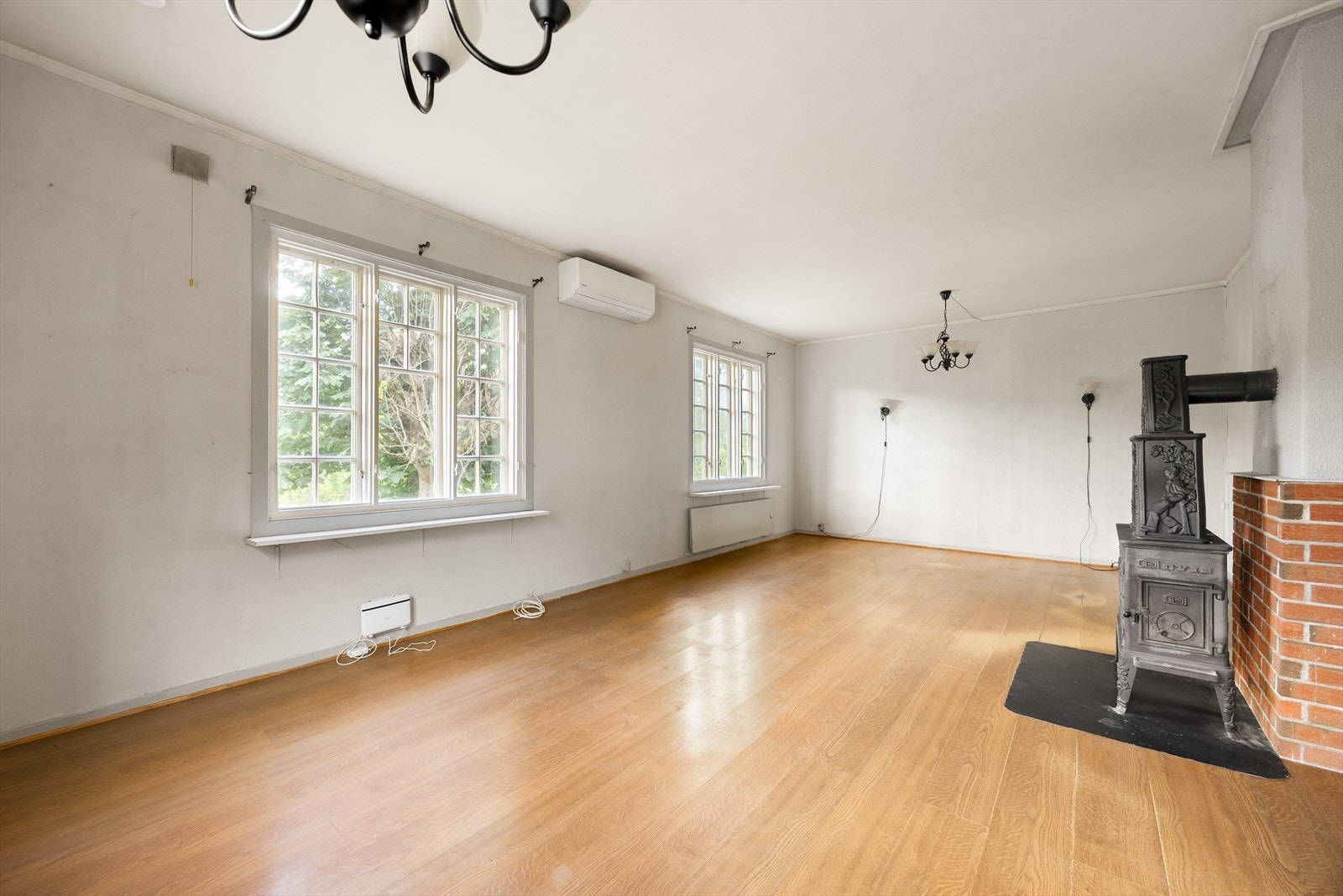 Stuen har vedovn og varmepumpe for effektiv oppvarming. Galleribilde
