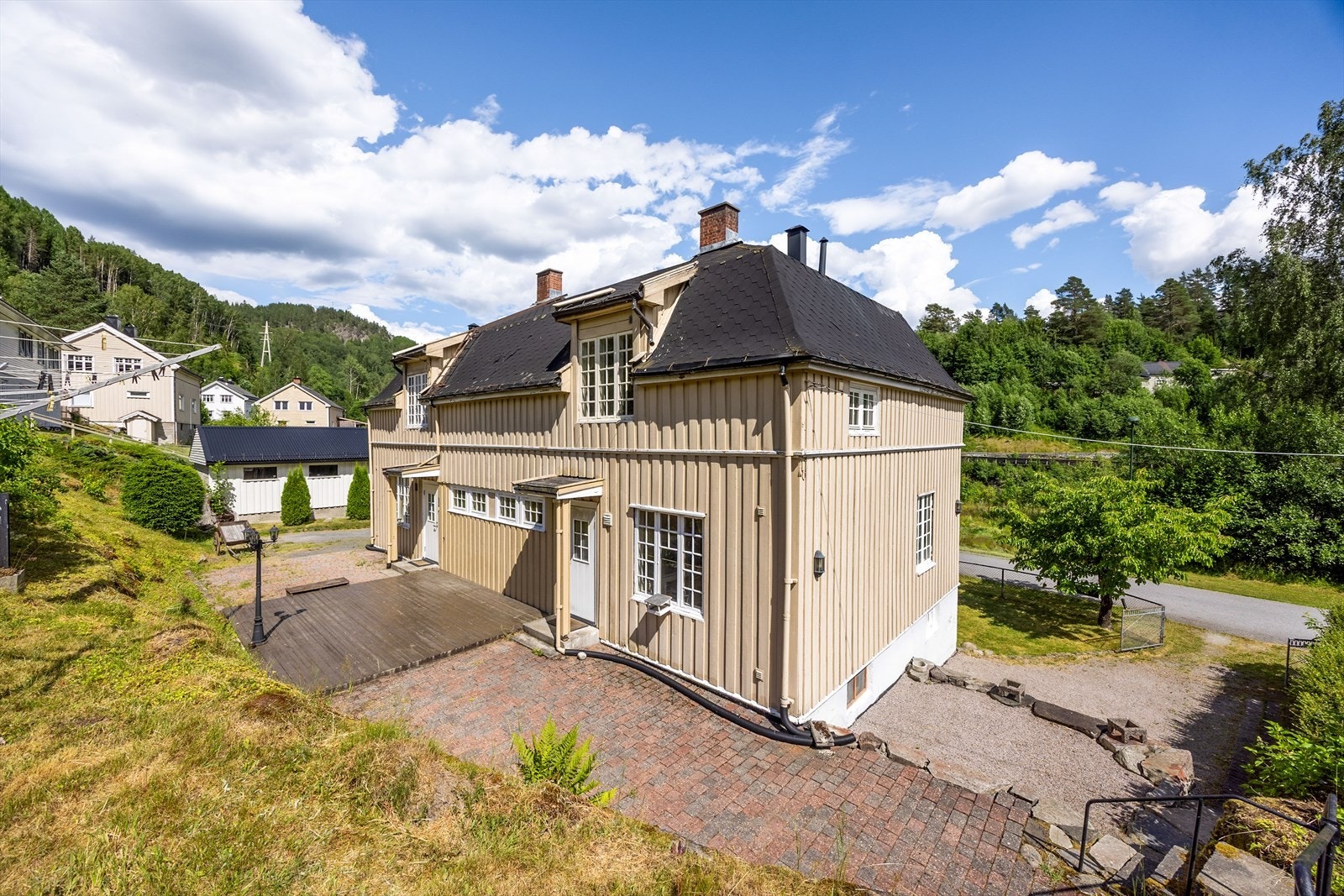 Uteplass og adkomst med belegningsstein ved inngangspartiene. Galleribilde