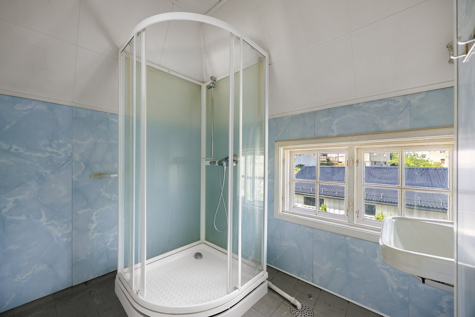 Badet i nordre del har baderomsplater på veggene og dusjkabinett. Galleribilde