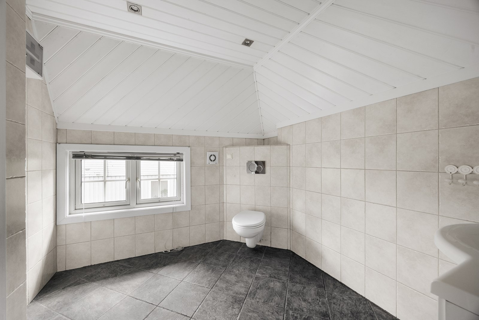 Badet er utstyrt med elektrisk styrt vifte for god utlufting. Galleribilde