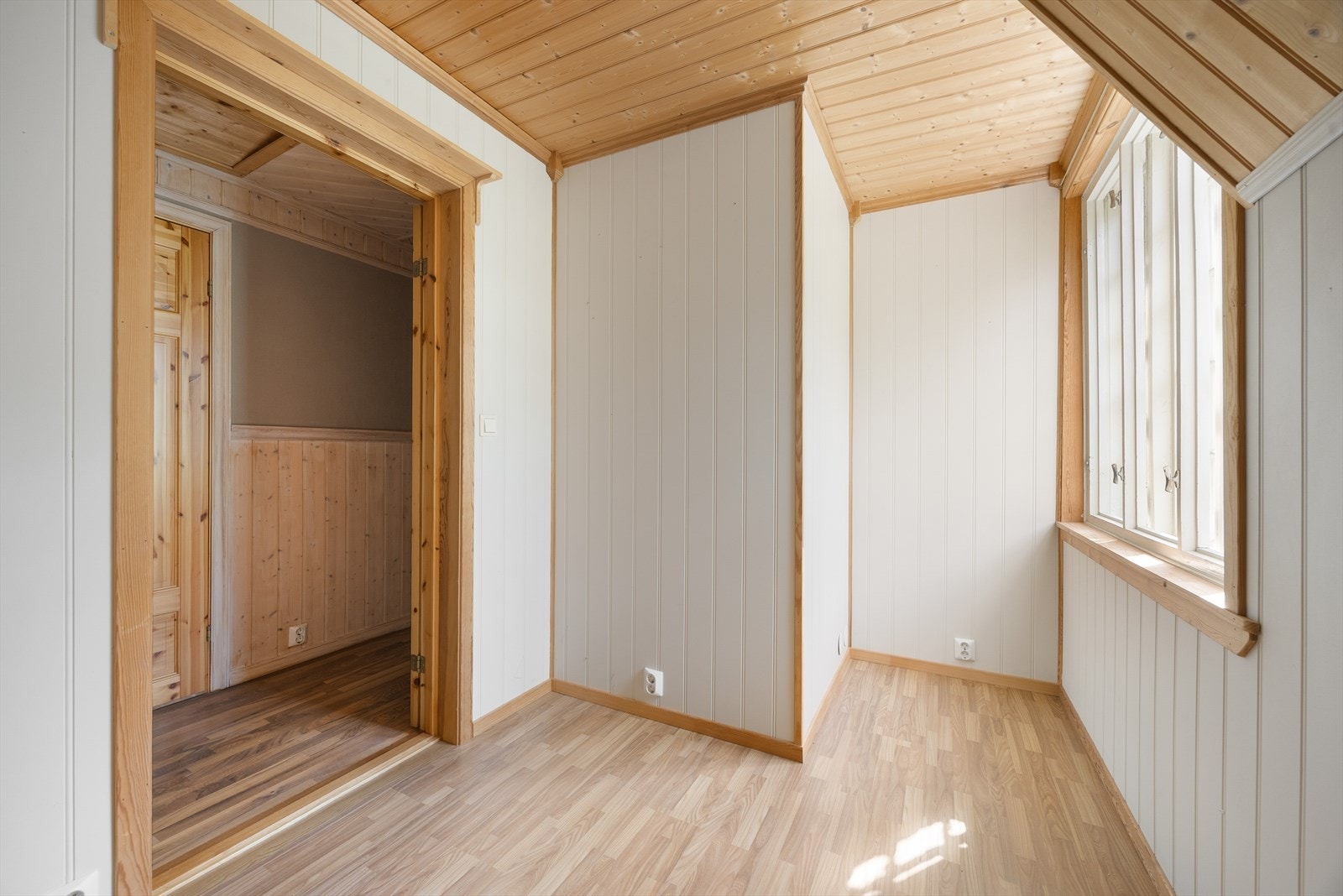 Flere av rommene i andre etasje har vegger og himling med trepanel. Galleribilde