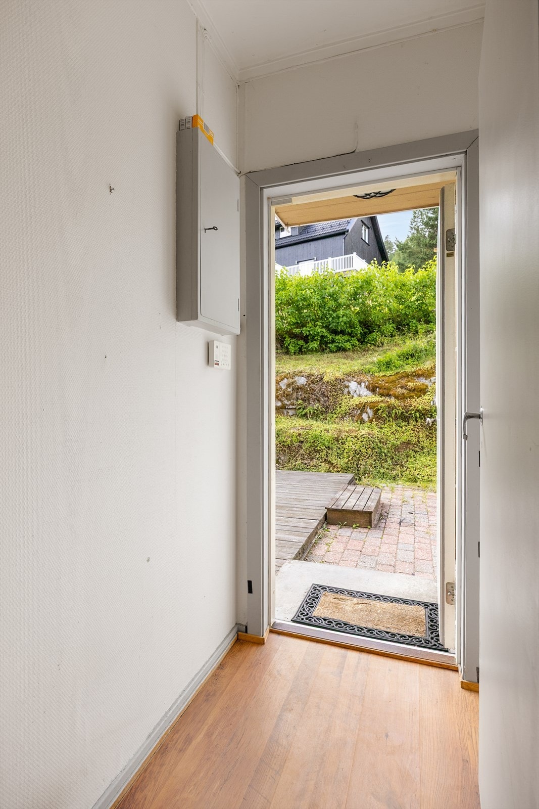 Malt hovedytterdør i tre ønsker velkommen inn. Galleribilde
