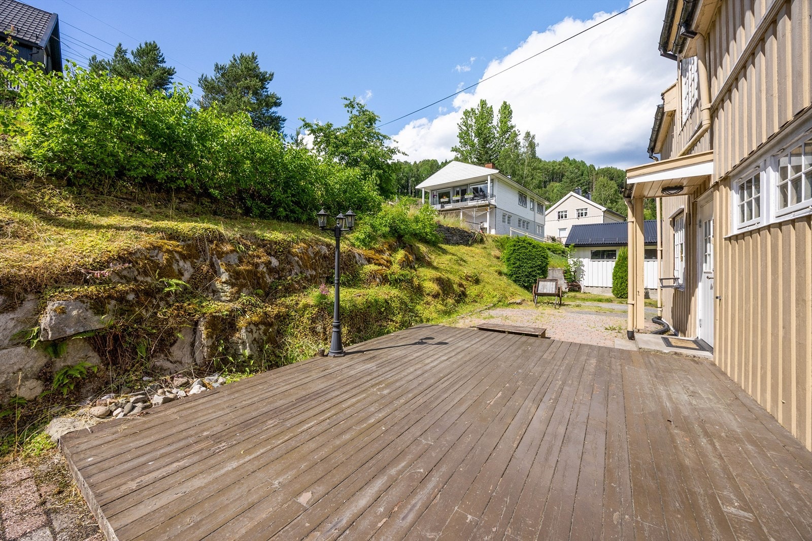 Romslig, markterrasse i tre med plass til utemøbler. Galleribilde