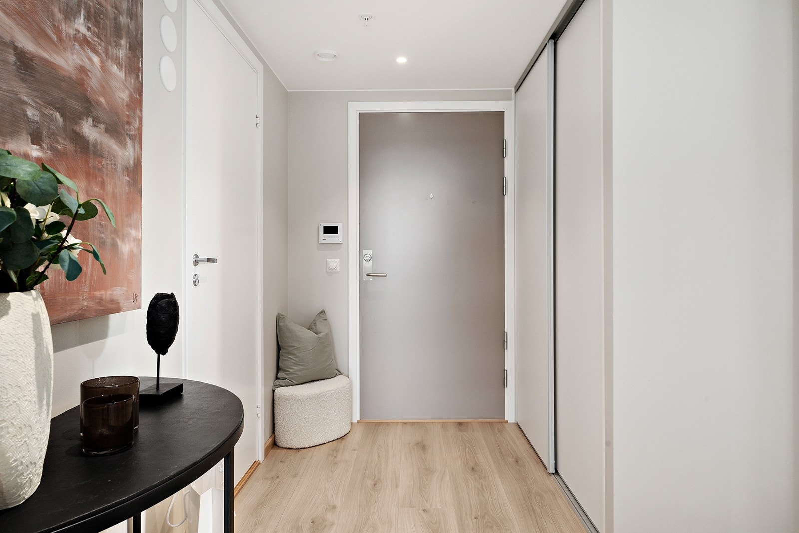 Entré med plass til å henge fra seg yttertøy og sette fra seg sko. Galleribilde