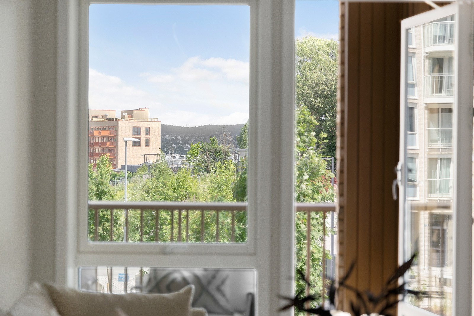 Adkomst fra stuen til begge balkongene. Galleribilde