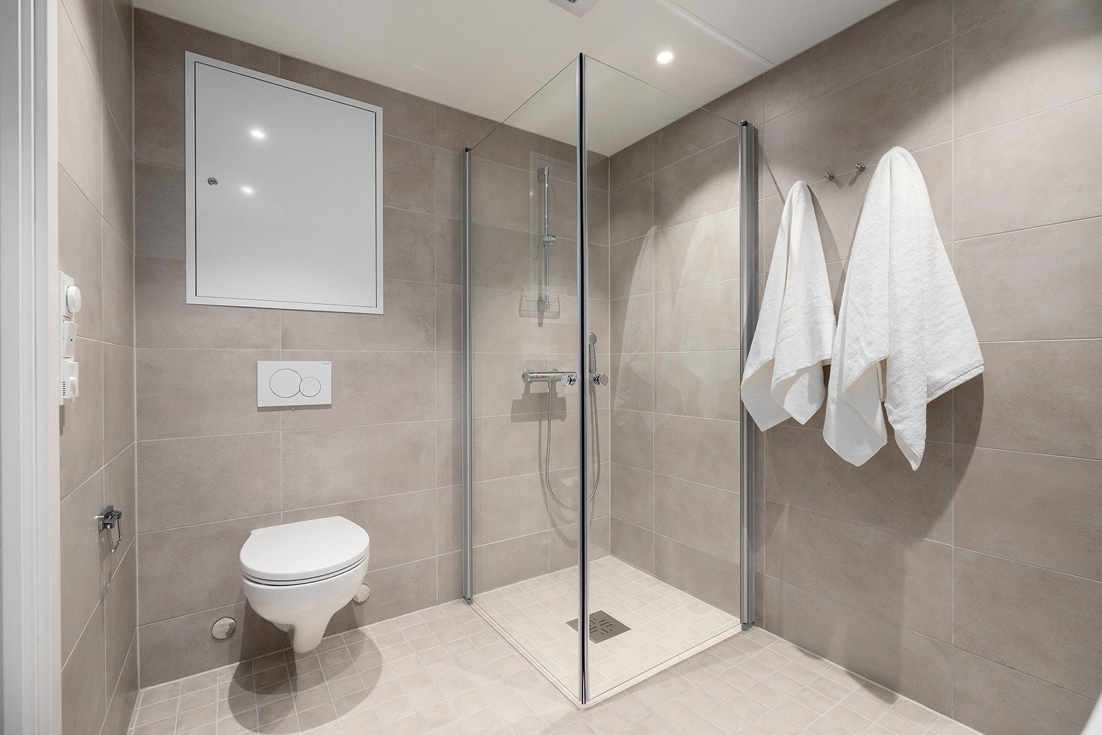 Badet er stilrent med downlights i himlingen, og har plass/opplegg til vaskemaskin og evt. tørketrommel. Galleribilde