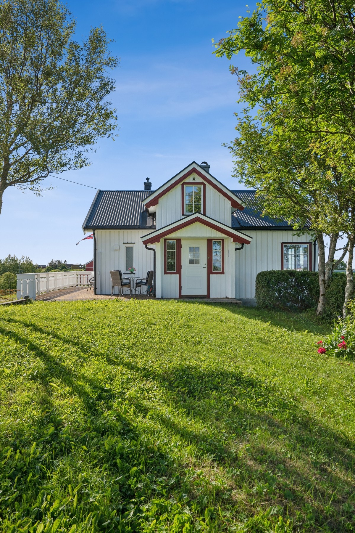 Fritidsboligen har stående, malt kledning som ble lagt rundt 1994 Galleribilde