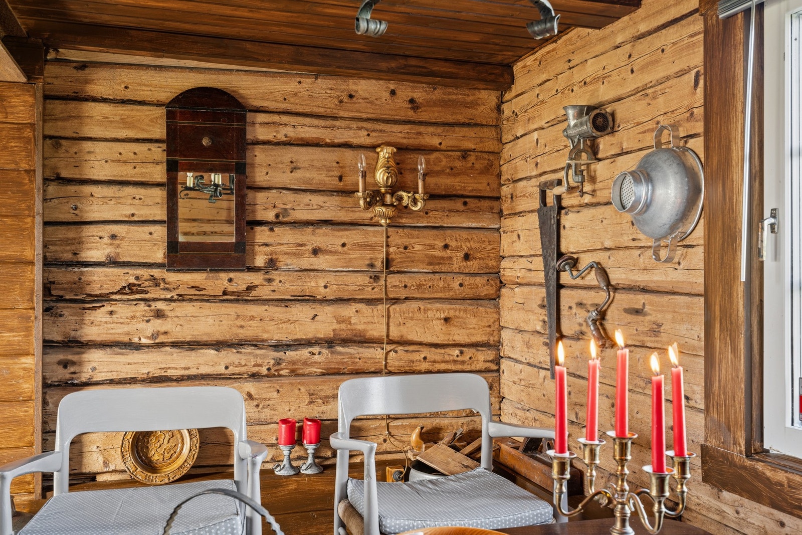 Detaljer fra uthuset viser den solide og rustikke tømmerkonstruksjonen. Galleribilde