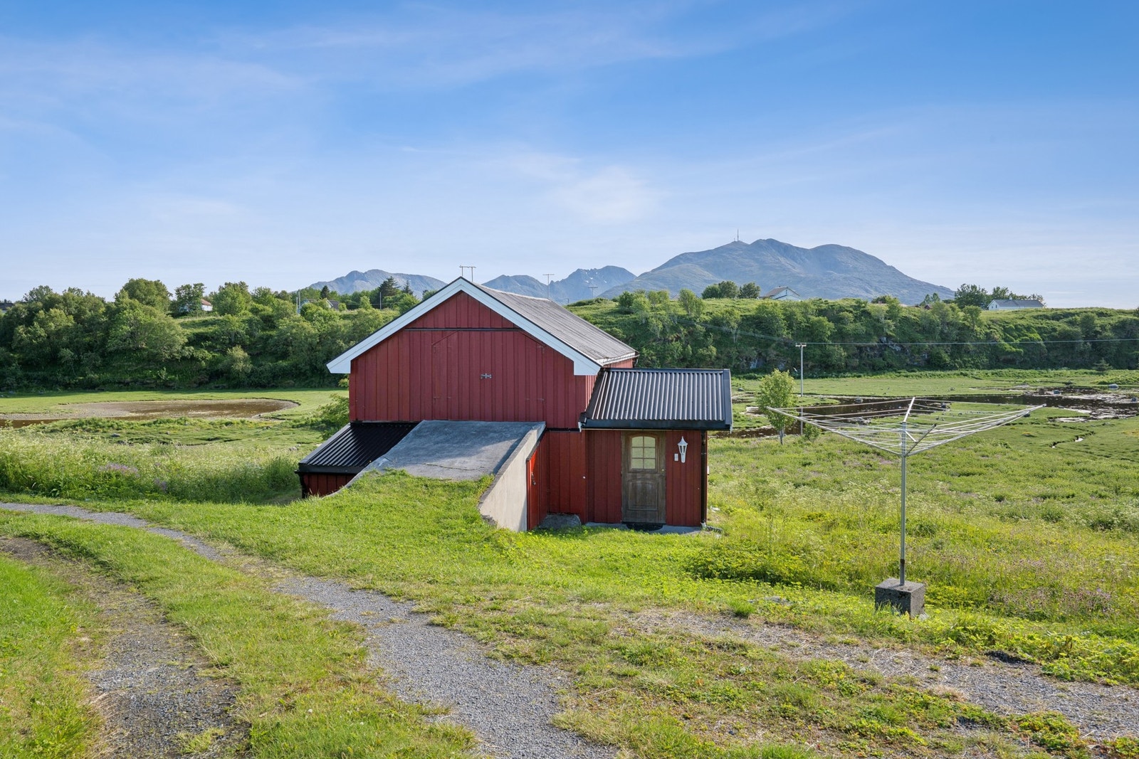 Eiendommen inkluderer et romslig uthus, opprinnelig et fjøs fra ca. 1915. Galleribilde
