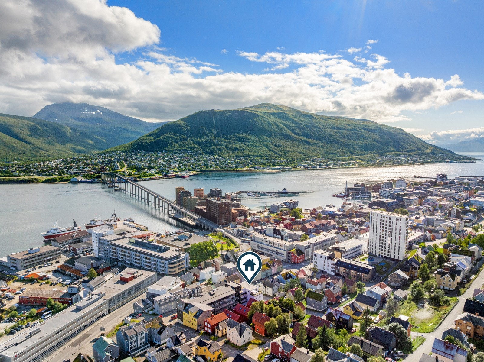 I hverdagen har du umiddelbar nærhet til dagligvare, restaurant og bussholdeplass. Det tar ca. 8 minutter å gå til sentrumskjerna med alle dets servicetilbud og fasiliteter.
