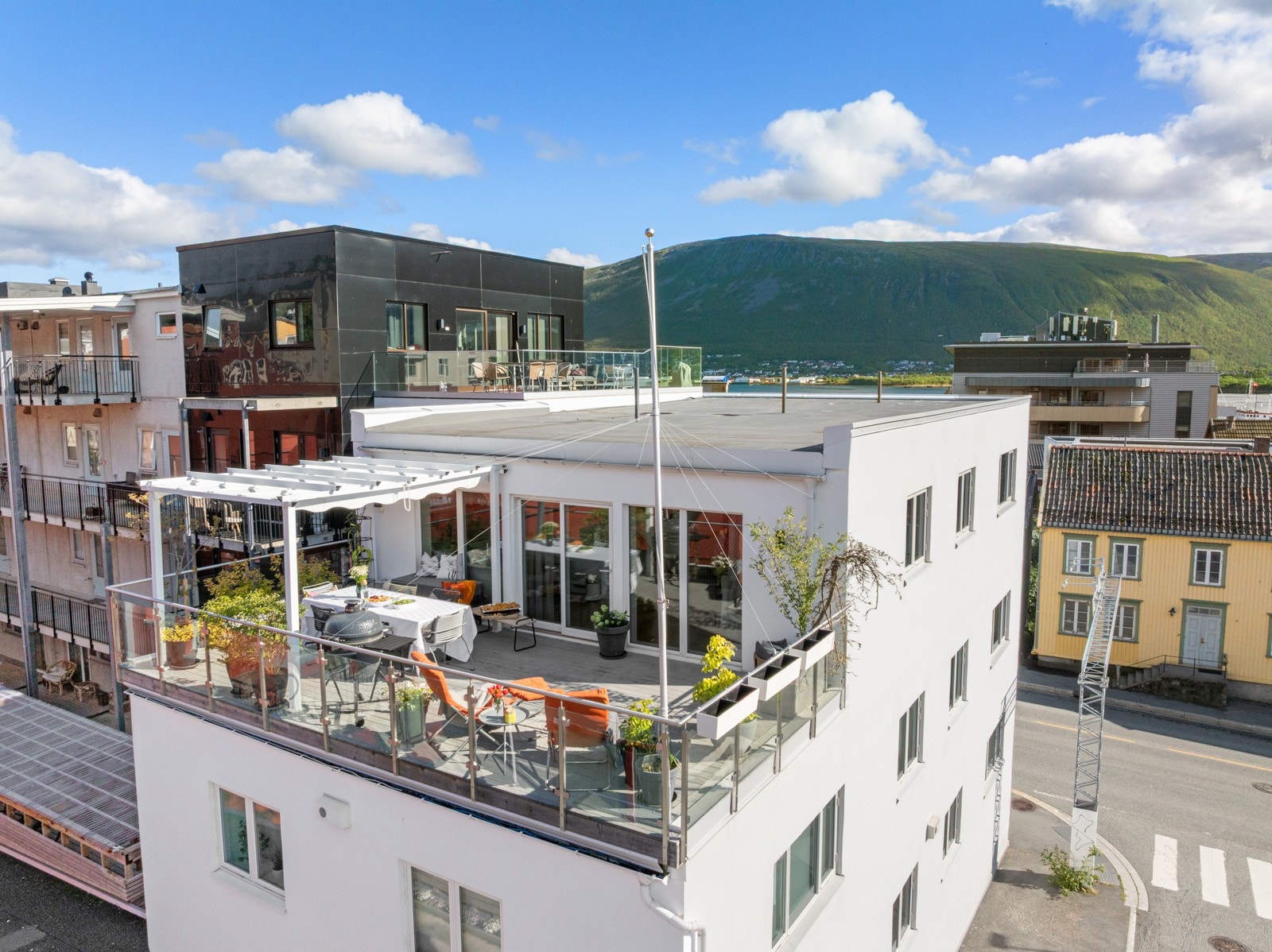 4-roms leilighet i øverste etasje med vestvendt terrasse. Adkomst via trapp.