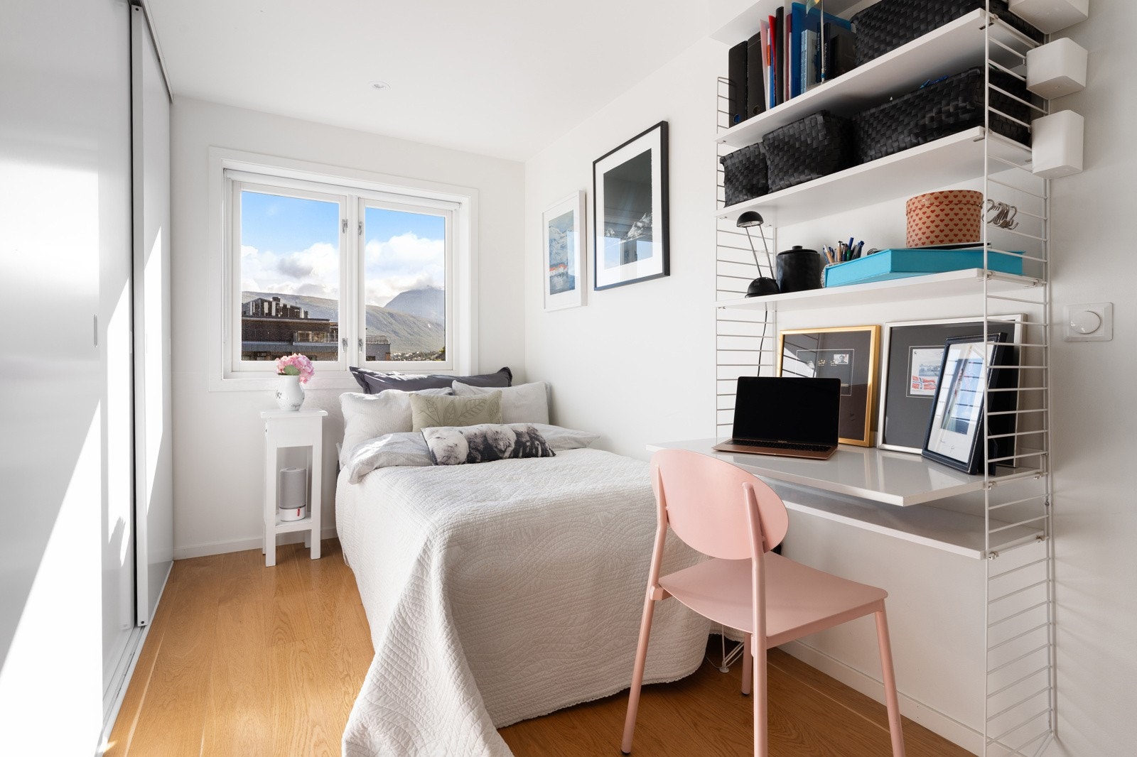 Soverom 2 av 3. Også her er det stor skyvedørsgarderobe, plass til seng og annet møblement.