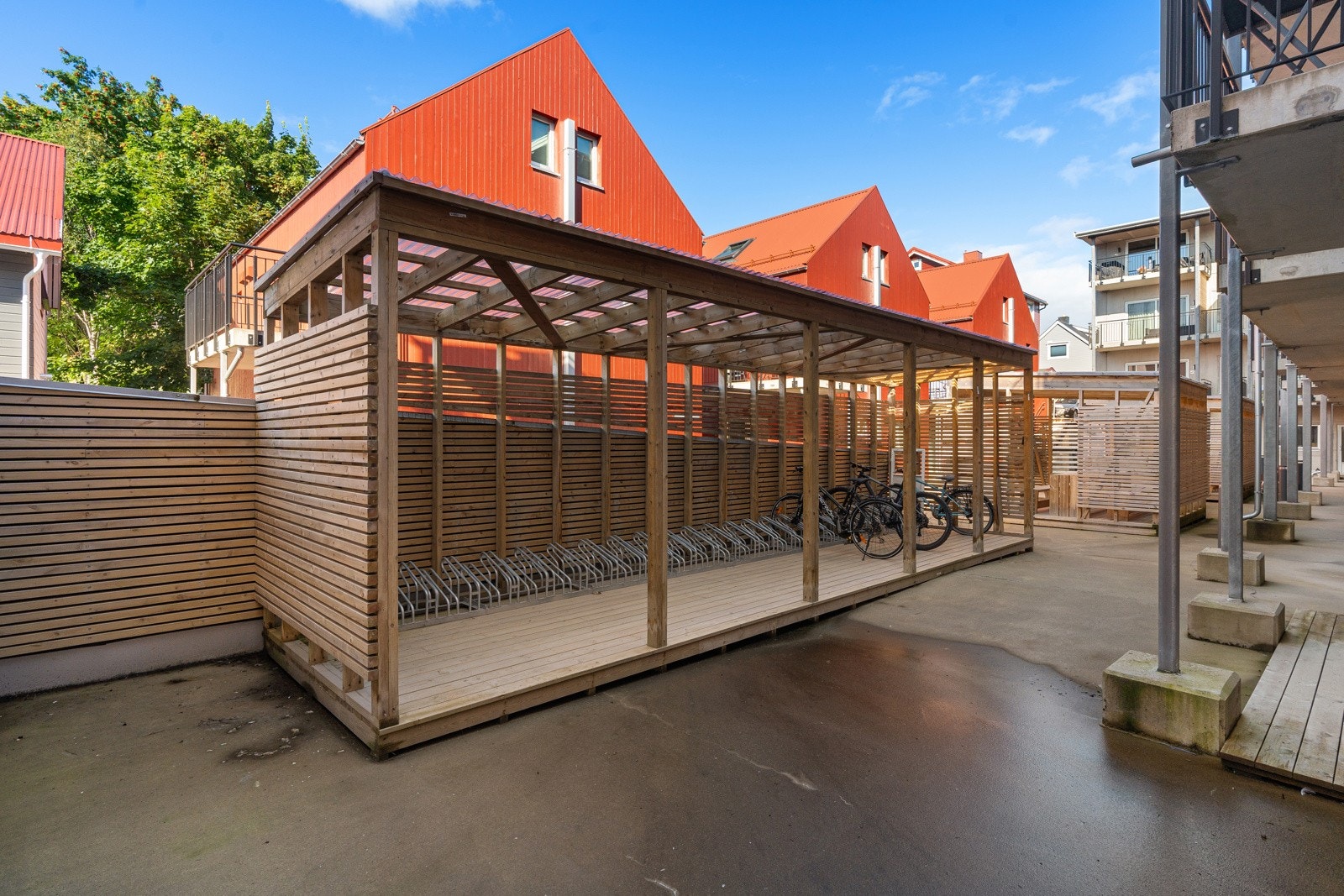 Sykkelparkering tilknyttet borettslaget. Det er også inndørs sykkelparkering i garasjeanlegget.