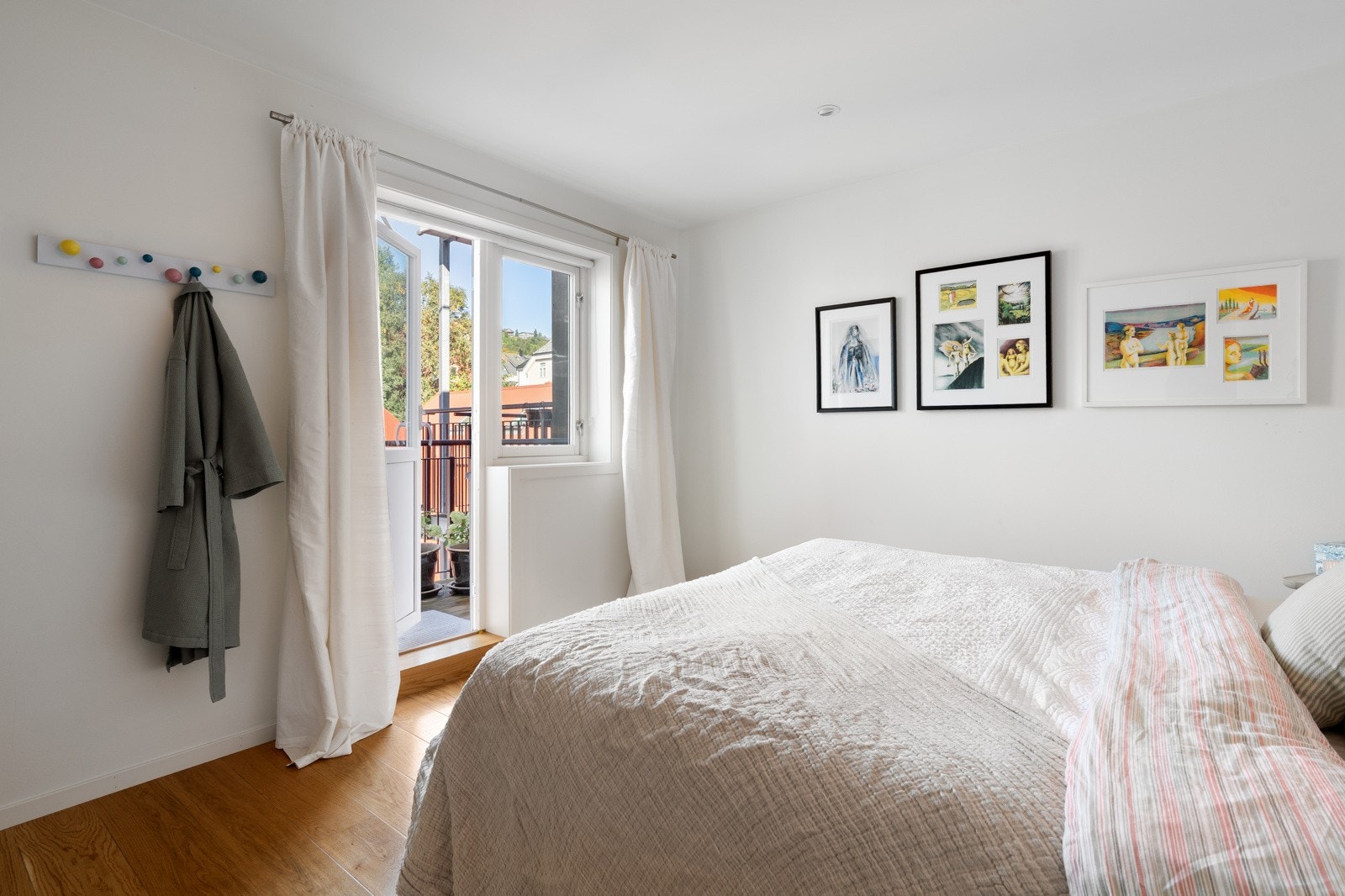 Soverom 1 av 3. Stort hovedsoverom med praktisk skyvedørsgarderobe og vestvendt balkong.